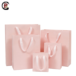 Couleur de luxe d'emballage <span class=keywords><strong>en</strong></span> papier de logo sacs <span class=keywords><strong>pour</strong></span> vêtements avec poignées <span class=keywords><strong>en</strong></span> soie - Product Image 1