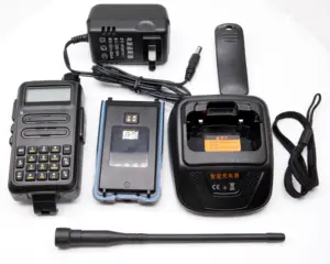 Walkie Talkie UHF y VHF de bandas duales de larga distancia 5W Radio bidireccional IP66 Resistente al agua en la red