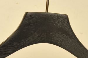 Appendiabiti in Legno Personalizzato con Clip per Pantaloni e Design di Lusso, Ordine all'Ingrosso, Grucce per Hotel per Abiti e Cappotti - Product Image 6