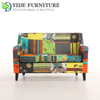 Canapé autoportante à deux places, motif patchwork, pieds en bois, design moderne