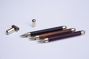 <span class=keywords><strong>Penna</strong></span> <span class=keywords><strong>a</strong></span> <span class=keywords><strong>sfera</strong></span> in <span class=keywords><strong>legno</strong></span> lavorata in ottone con tornitura in metallo CNC ad alta precisione - Product Image 5