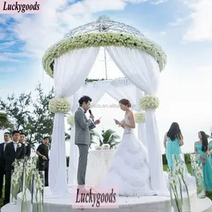 Gazebo de decoração branca em massa para o casamento