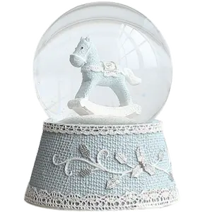 Lukisan Tangan Figurine Hobbyhorse Putih Resin Salju Globe Pabrik