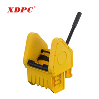 Chariot de nettoyage commercial en polypropylène (PP) avec seau essoreur jaune et panier