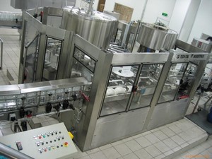 Machine de remplissage de boissons énergisantes <span class=keywords><strong>Red</strong></span> <span class=keywords><strong>Bull</strong></span> / Usine de remplissage de boissons fonctionnelles / Machine de remplissage et d'emballage de liquides - Product Image 2