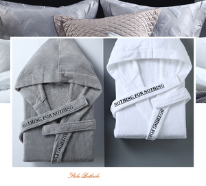Peignoir en velours et éponge à capuche, logo brodé personnalisé, pour club de combat, coloré - Product Image 1