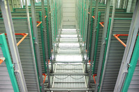 Système de stationnement vertical multi-étages intelligent de type peigne AGV robotisé en acier certifié CE, système de stationnement de voiture hydraulique