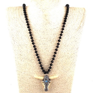 Collar de Moda para Mujer con Colgante de Calavera y Cuerno de Toro, con Cristales Negros de 8mm, Cristal Pavé y Resina - Product Image 5