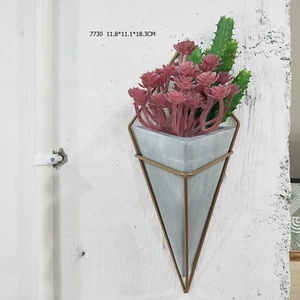 Rivet Suspendue D'intérieur Moderne Pyramide <span class=keywords><strong>Support</strong></span> <span class=keywords><strong>Mural</strong></span> Décor Planteur <span class=keywords><strong>Pot</strong></span> De Fleur Vase Avec <span class=keywords><strong>Support</strong></span> En Métal-7 Pouces Gris - Product Image 1