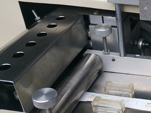 เครื่องตัดฉลากแบรนด์เสื้อผ้าอัตโนมัติแบบม้วนเป็นแผ่น ความเร็วสูงพิเศษ - Product Image 5