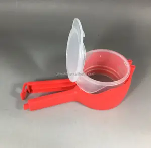 Clip de sac <span class=keywords><strong>alimentaire</strong></span> multifonction en <span class=keywords><strong>plastique</strong></span> PP écologique avec tasse à mesurer, joint et bec verseur pour les sachets de café - Product Image 1