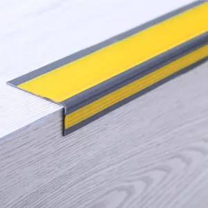 Nez de marche en <span class=keywords><strong>PVC</strong></span> antidérapant et ignifuge de haute qualité avec <span class=keywords><strong>revêtement</strong></span> d'angle - Product Image 1