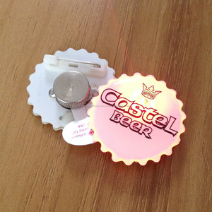 Forma de corazón de plástico llevó la insignia de la escuela con la galjanoplastia de plata para promocional - Product Image 2
