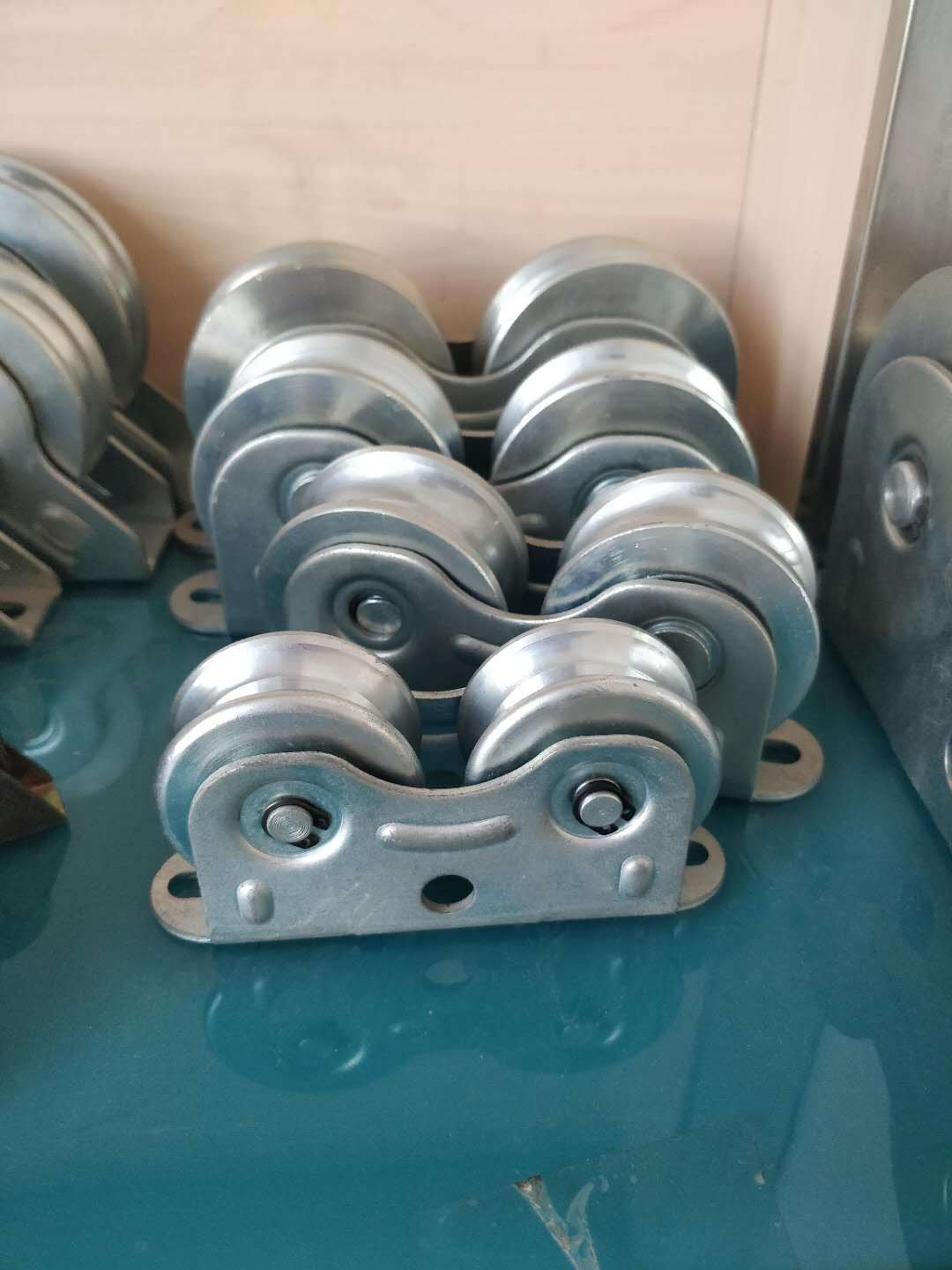Rullo Di Avviamento Per Cancello Scorrevole Modello FS-60. Carrello Di Scorrimento In Metallo Da 60x60, Robusto E Senza Marchio, Ideale Per La Sostituzione O Il Montaggio Di Cancelli A Rullo.