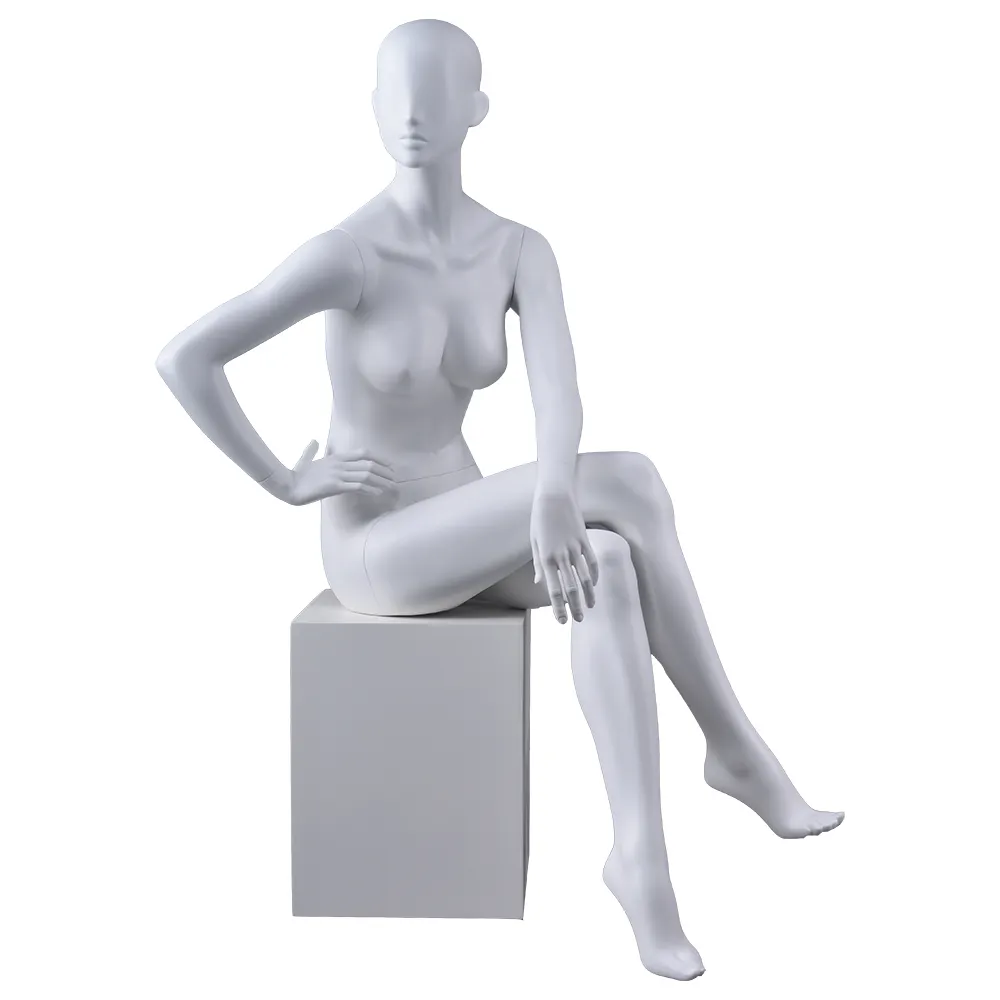 Display vetrina di un negozio di moda donna femminile corpo pieno seduta mannequin fornitori per la vendita