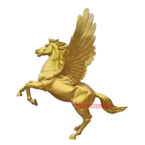 Disesuaikan kolam taman jalan dekorasi pemandangan desain seni patung Fiberglass kuda emas melompat patung Pegasus