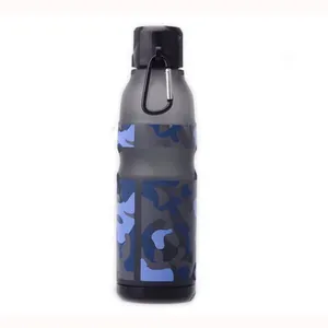 زجاجة مياه رياضية للتنزه من البلاستيك مزودة بمشبك