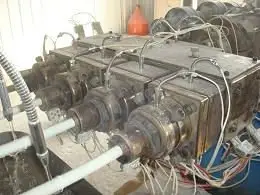 Высокая производительность ПВХ трубы прессуя машина 4 полости экструдер для намотки изделий волокном/Производственная линия