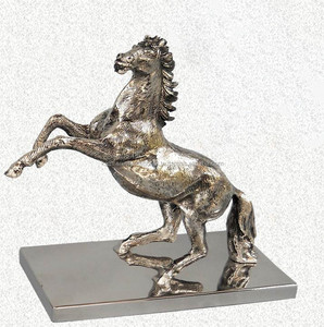 STATUE DE CHEVAL VOLANT PLAQUÉ NICKLE sur BASE EN MÉTAL pour LA DÉCORATION DE LA MAISON Conception étanche écologique - Product Image 1
