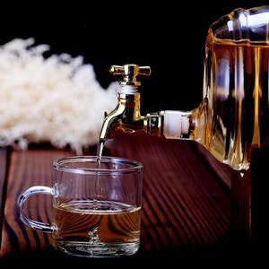 Dispensador de Licor de Whisky y Vino con Forma de Barril de Bourbon de 1000 ml, Diseño Único y Elegante AIHPO05, con Base de Madera para Alcohol - Product Image 5