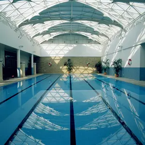 Estrutura de aço da piscina traz com teto para a cobertura da piscina