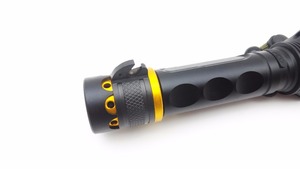 Đèn pin LED sạc lại 1000 lumen, tự vệ khẩn cấp, tích hợp còi báo động - Product Image 4