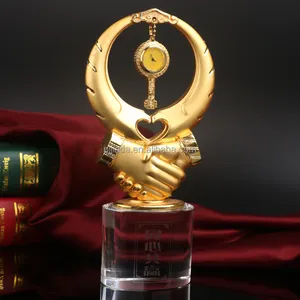 Trofeo in metallo stretta di mano premi di cooperazione placcatura in oro artigianato in cristallo trofeo sportivo premi aziendali