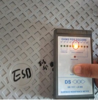 Carreaux de sol en plastique autostatiques de 8mm, pièces imbriquantes pour atelier de sol conducteur en pvc esd