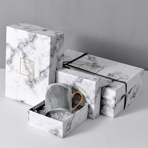 Contenitore regalo di cartone stampato in marmo bianco personalizzato per invito a nozze con Logo in lamina d'oro - Product Image 4