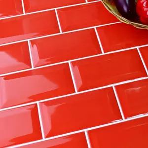 Liquidation de stock : Carreaux de céramique muraux rouges 3x6 à bords biseautés, style métro, pour crédence de cuisine – En vente - Product Image 1