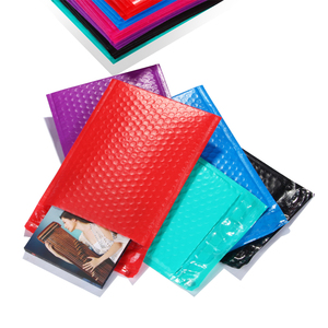 Enveloppes matelassées en polybulle colorées avec logo personnalisé, résistantes aux chocs, pour l'emballage et l'expédition de vêtements - Product Image 2
