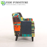 Canapé autoportante à deux places, motif patchwork, pieds en bois, design moderne
