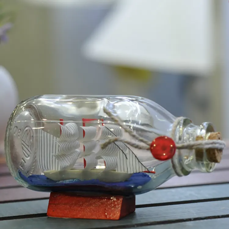 Creatieve handgemaakte drifting flessen met een schip