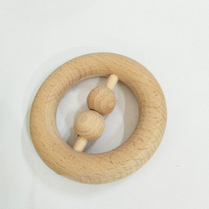 <span class=keywords><strong>Hochet</strong></span> rond en bois de 8cm avec 2 perles secouantes <span class=keywords><strong>Hochet</strong></span> en bois <span class=keywords><strong>Hochet</strong></span> en bois de hêtre <span class=keywords><strong>Anneau</strong></span> de dentition pour bébé - Product Image 1