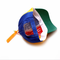 Gorra de béisbol ajustable de bambú arcoíris con diseño de libélula, talla única, con cierre a presión y hélice de arcoíris.