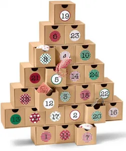 Рождественская подарочная коробка в форме дерева, календарь и календарь