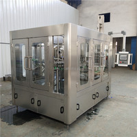 Machines de mise en bouteille d'eau potable pour animaux de compagnie automatiques A à Z 7500bph, installation de rinçage, de remplissage et de bouchage en trois étapes