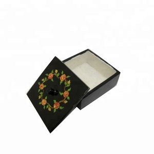 Caja de baratija de madera pintada <span class=keywords><strong>a</strong></span> <span class=keywords><strong>mano</strong></span>, negro con anillo de flores en la tapa, regalo bonito - Product Image 1