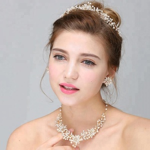 <span class=keywords><strong>Set</strong></span> di Gioielli Artigianali con Collana, Orecchini e Corona in Cristallo e Lega, Regalo Romantico per Matrimoni - Product Image 6