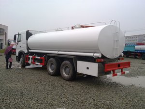 Cina nuova o usata HOWO 20,000 litri 5000 gallone 4*2 6x4 <span class=keywords><strong>camion</strong></span> <span class=keywords><strong>cisterna</strong></span> di consegna dell'<span class=keywords><strong>acqua</strong></span> <span class=keywords><strong>camion</strong></span> <span class=keywords><strong>cisterna</strong></span> - Product Image 4