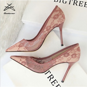 Scarpe da donna in pizzo a fiori poco profondi traspiranti nere da donna <span class=keywords><strong>tacchi</strong></span> alti da donna per scarpe da décolleté da festa - Product Image 2