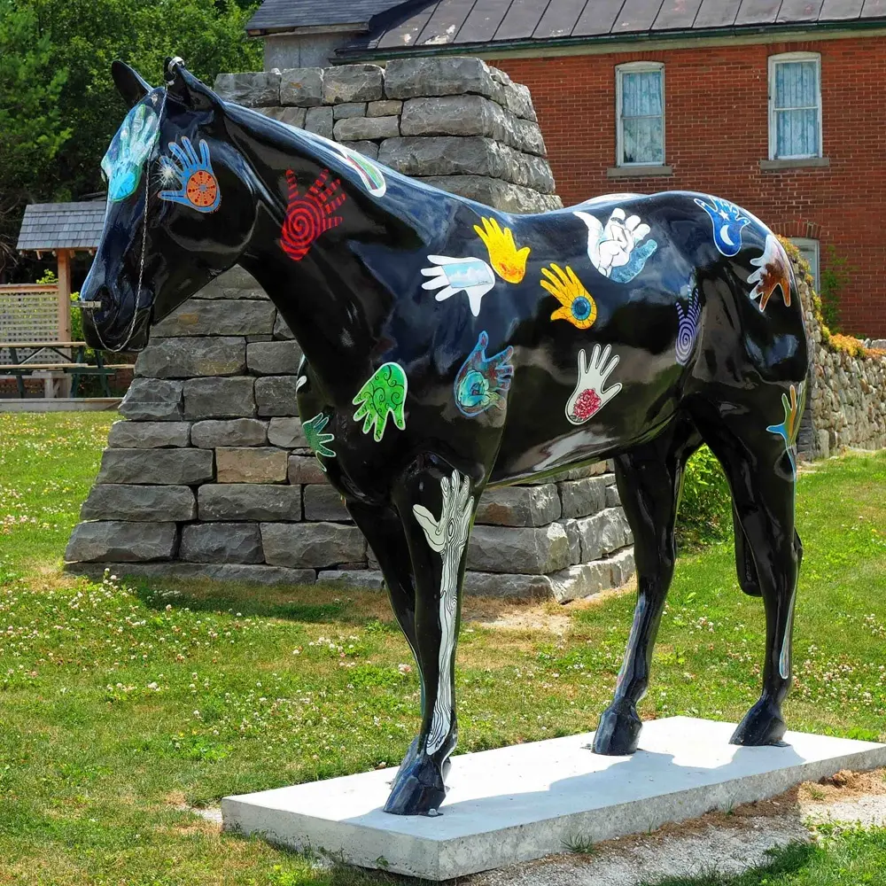 Сделанная на заказ наружная скульптура лошади из стекловолокна в натуральную величину