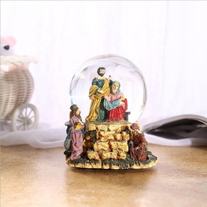 Caja Musical de Cuerda Personalizada con Cúpula de Cristal, Globo de Nieve Navideño con Nieve Artificial - Product Image 3