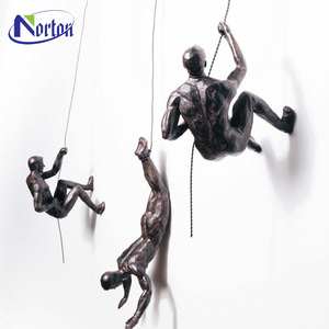 Decorazione <span class=keywords><strong>da</strong></span> <span class=keywords><strong>parete</strong></span> per interni 3D metal art human sculpture <span class=keywords><strong>design</strong></span> bronze climbing man metal art 3d scultura <span class=keywords><strong>da</strong></span> <span class=keywords><strong>parete</strong></span> in vendita - Product Image 2