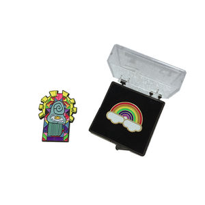 Stok Promosi Pabrik Pin Kerah Kustom Lembut Enamel Aster Lapel Pin Pada Setelan Lapel Pin Bentuk Bunga - Product Image 3