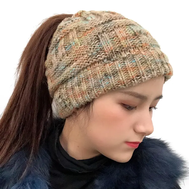 थोक सर्दियों नरम बड़े चोटी बुना हुआ महिला बेनी ठोस काटने का निशानवाला टोपी टोपी