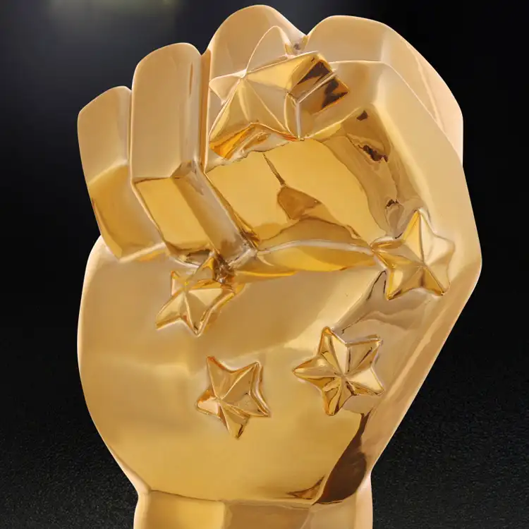 OEM / ODM Grosir Piala Emas Resin dengan Piala Hitam dan Hadiah Diukir Sebagai Hadiah