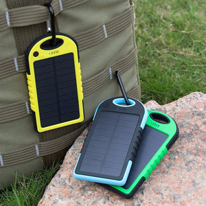 Banco de Energía Solar Impermeable de 10000 mAh con Linterna LED, Diseño Ultra Delgado, Carga Rápida, Certificación CE ROHS FCC, Potencia de Salida de 10 W - Product Image 5