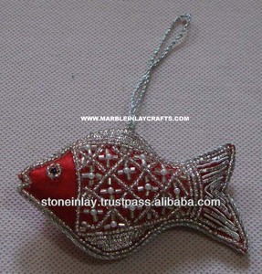 Poisson brodé en Zari à suspendre pour Noël - Product Image 1
