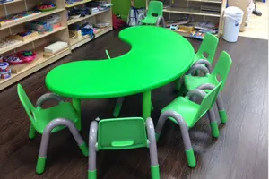 Yüksek kaliteli okul öncesi mobilya setleri ay tarzı plastik masa renkli çocuklar çalışma plastik masa
